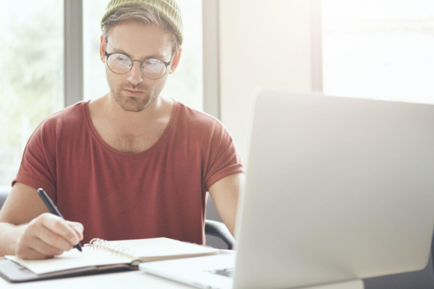 Entorno profesional donde se desarrollan conversaciones estratégicas sobre gestión financiera y planificación económica personalizada