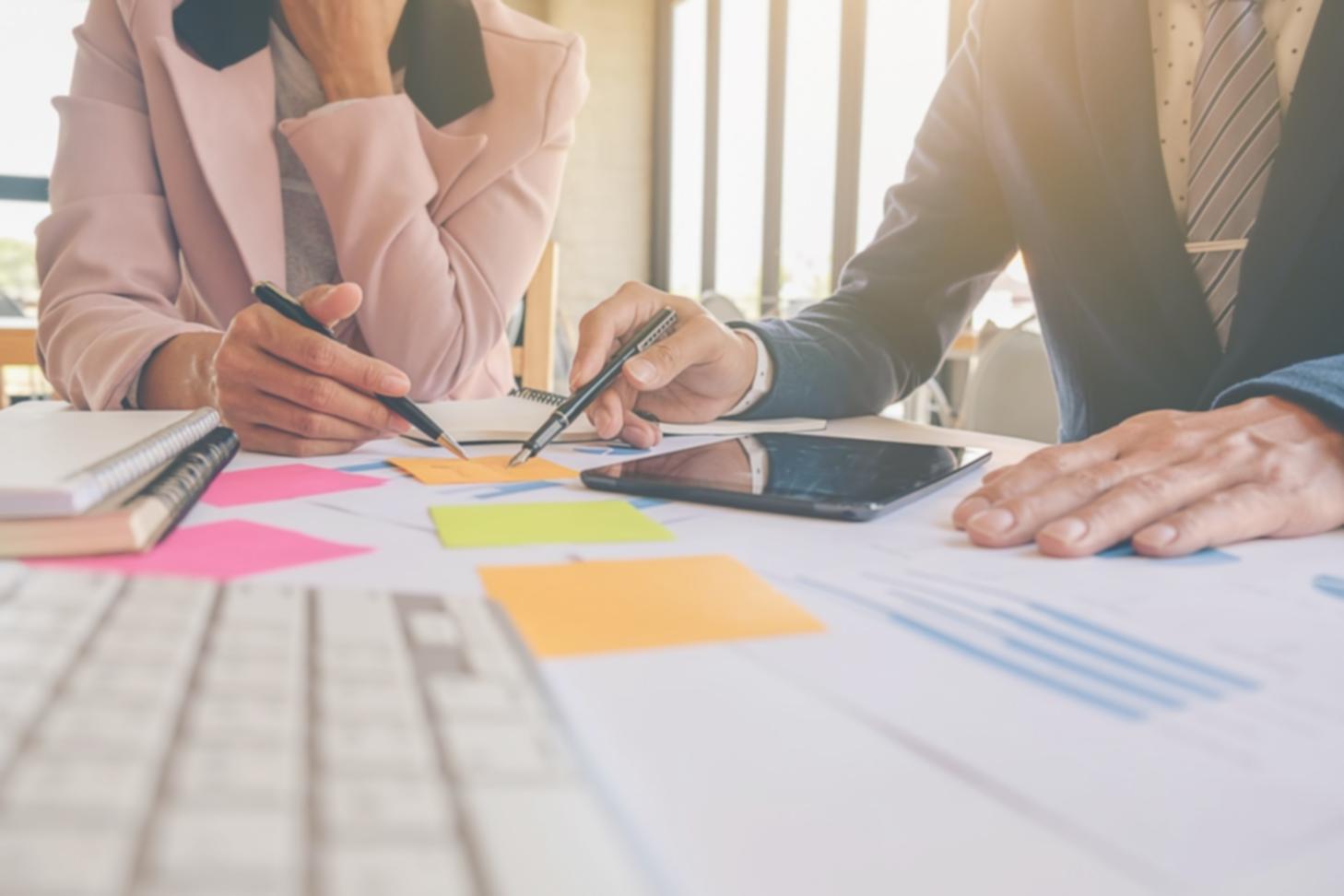 Grupo de trabajo revisando estrategias financieras personales