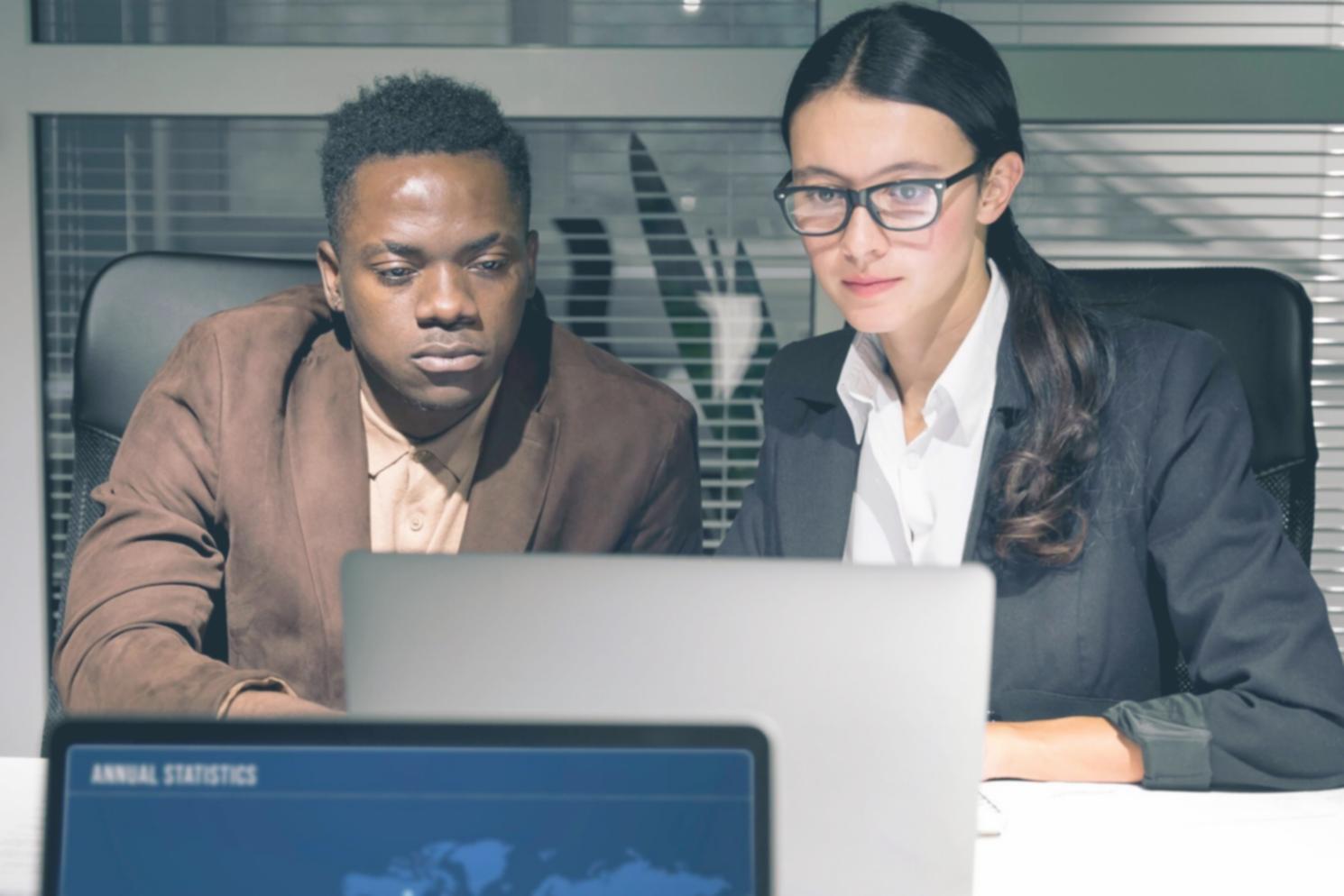 Grupo de estudiantes internacionales trabajando juntos en biblioteca universitaria española